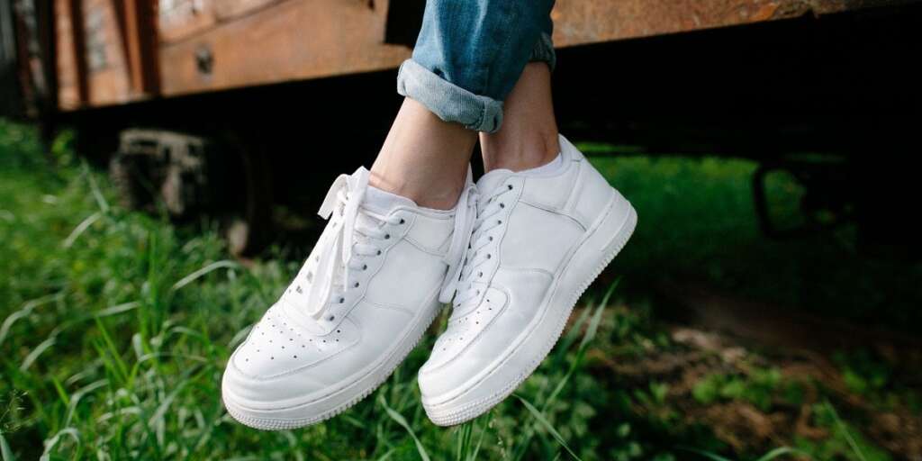 λευκά sneakers