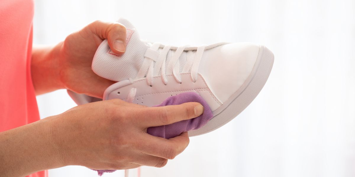 Πώς καθαρίζω λεκέδες σε λευκά sneakers
