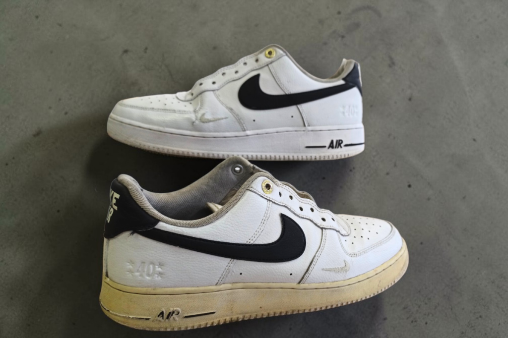 κίτρινη σόλα sneakers πριν και μετά τη λεύκανση